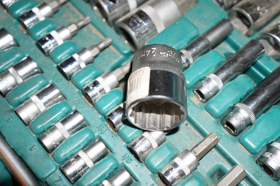 … 12-и гранную головку на 24 для болта коленвала, торкс 45 для кронштейнов бампера и шкива генератора, накидной ключ на 18 для саленов нижних рычагов. — Audi A6 (C5)