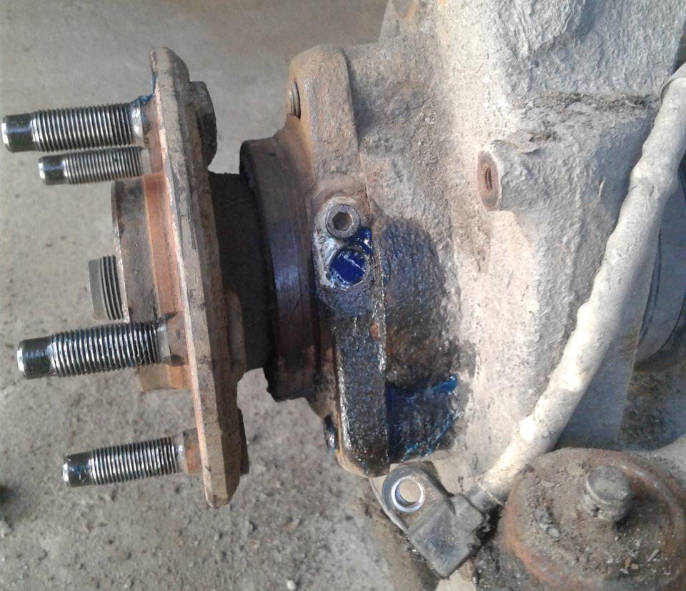 Доступ к отверстию для шприцевания — Ford Explorer (2G)