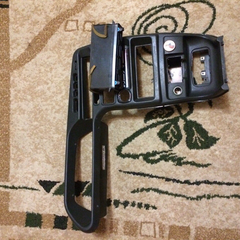 потом снял бороду хорошенько помыл все от пыли и все на анти скрип)также снимал все воздуховоды я их кое как помыл не отмывались никак — Lada 2114