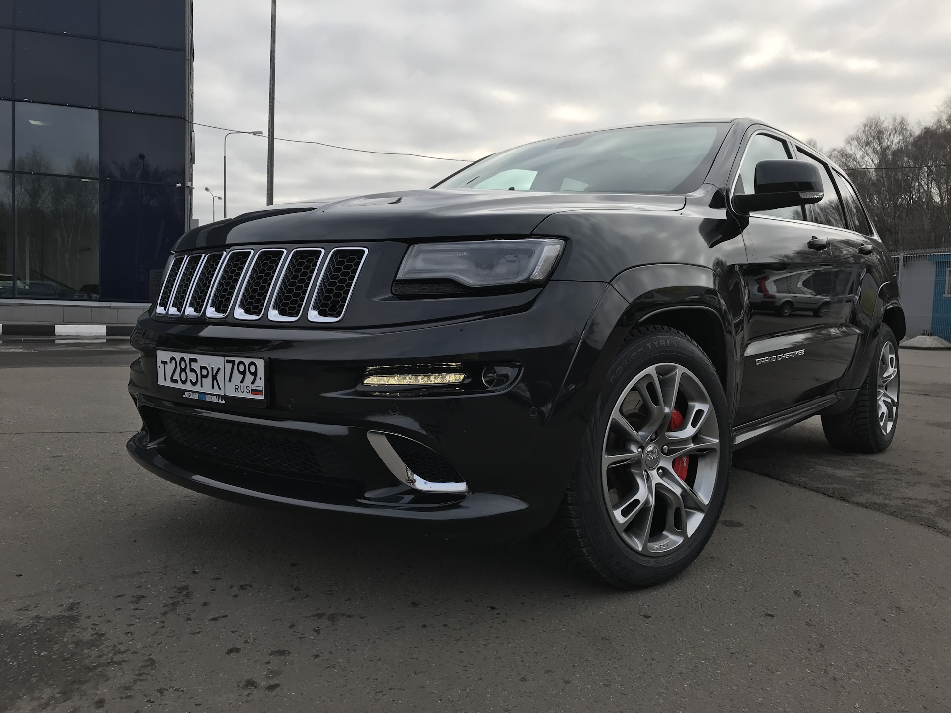 Jeep Grand Cherokee srt8 красный черный