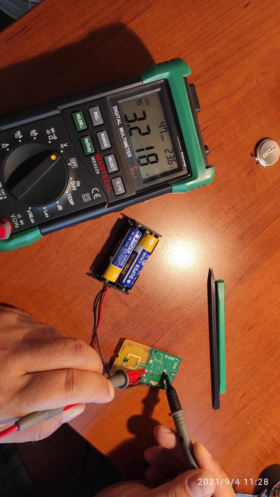 Выпаял старую батарейку из платы — Toyota RAV4 (5G)