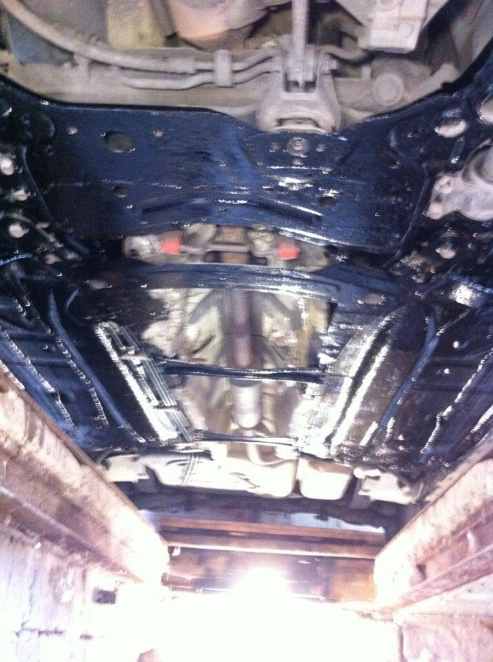 Обработка днища мастикой — Mazda 3 (1G) BK, 1,6 л, 2004 года | своими ...