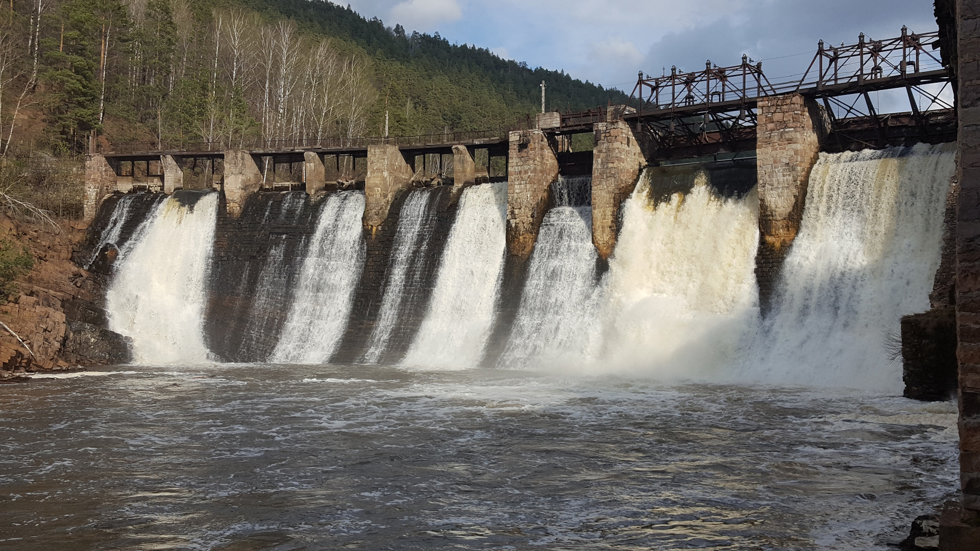 Спуск плотины. Водоподпорные сооружения плотины запруды дамбы. Гэс грозио италия. Спуск плотины. Дамба нейяр.