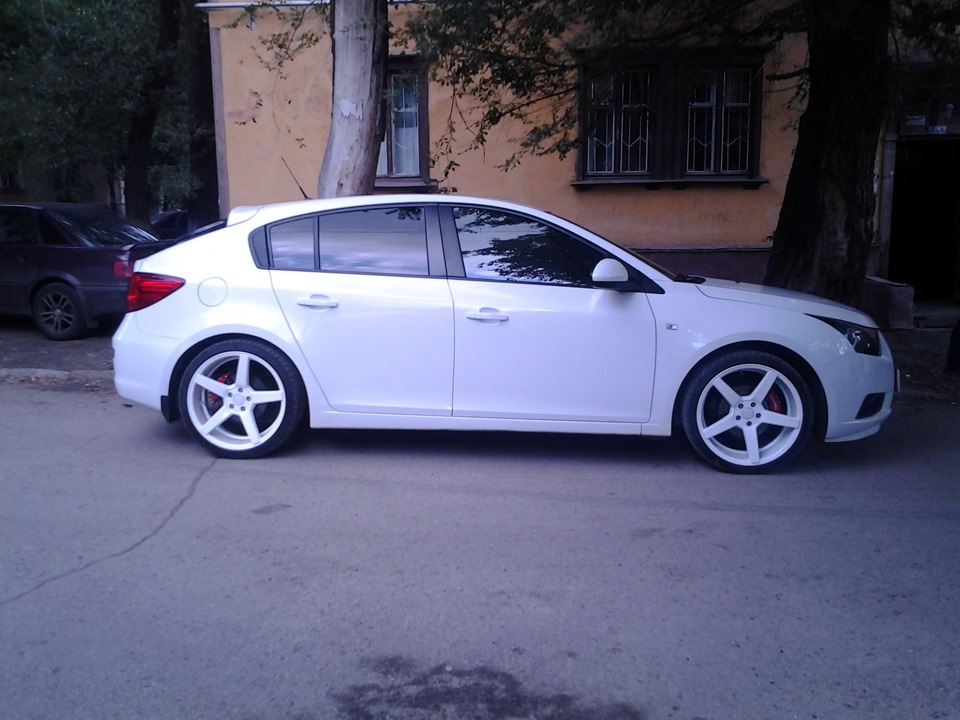 Хэтчбек черный Cruze r18