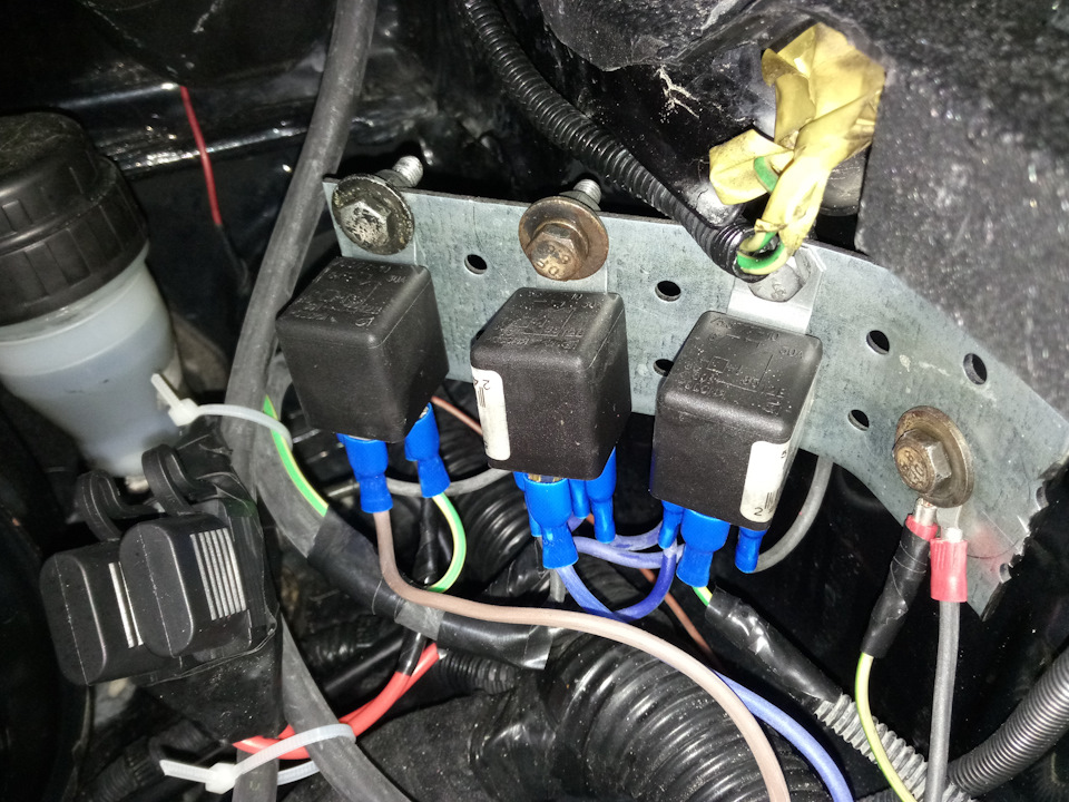 Из монтажной пластины валявшейся у меня в гараже, под капотом авто электрик смастерил такую панель с массой, куда разместил купленные нами три реле два из которых на балку и одно на мини балку над гос номером так сказать разгрузить наши кнопки, два предохранителя, и завел провода в салон через резинку которая возле бочка сцепления. — Great Wall Hover