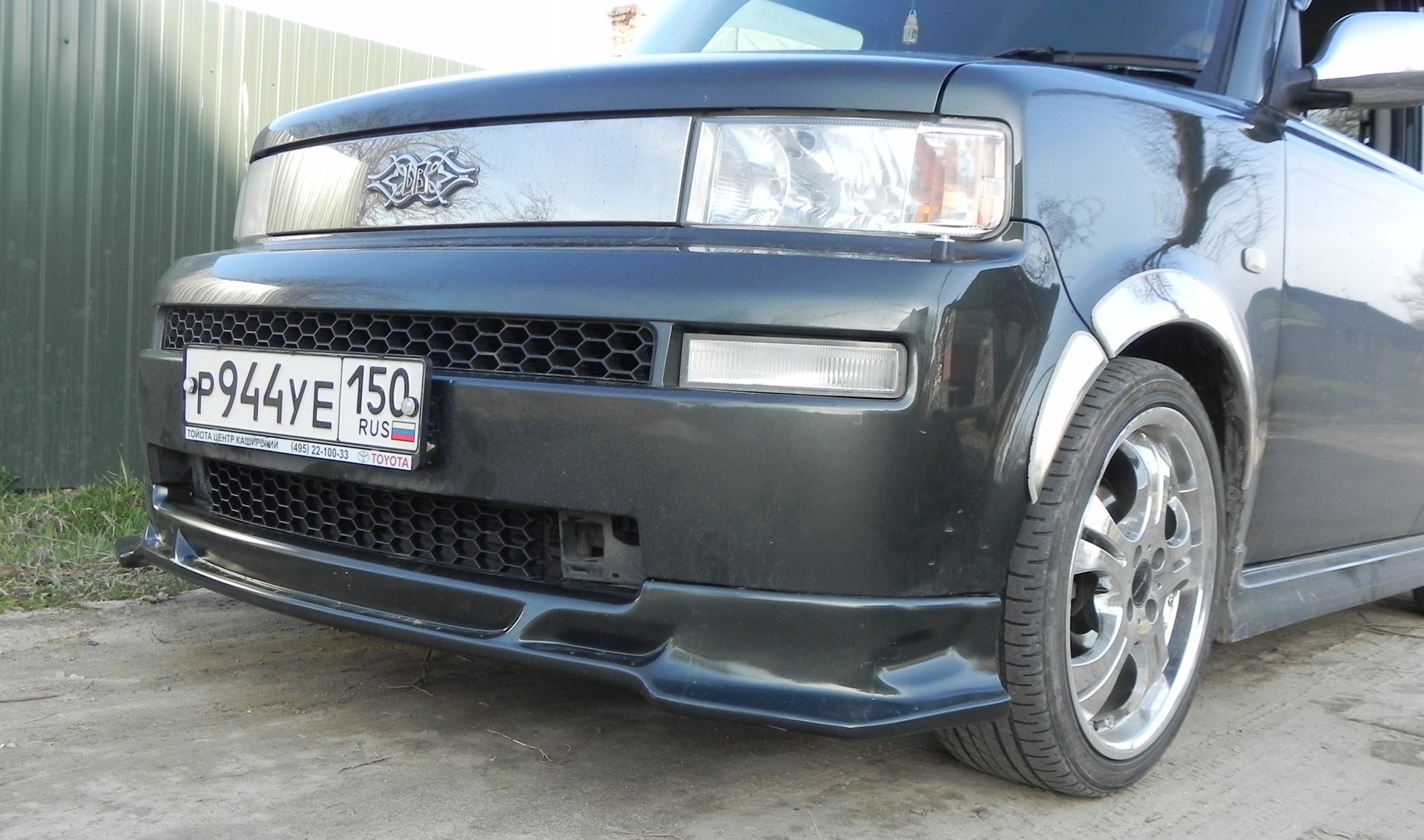 They put the front bumper in order  - Toyota bB 15L 2003