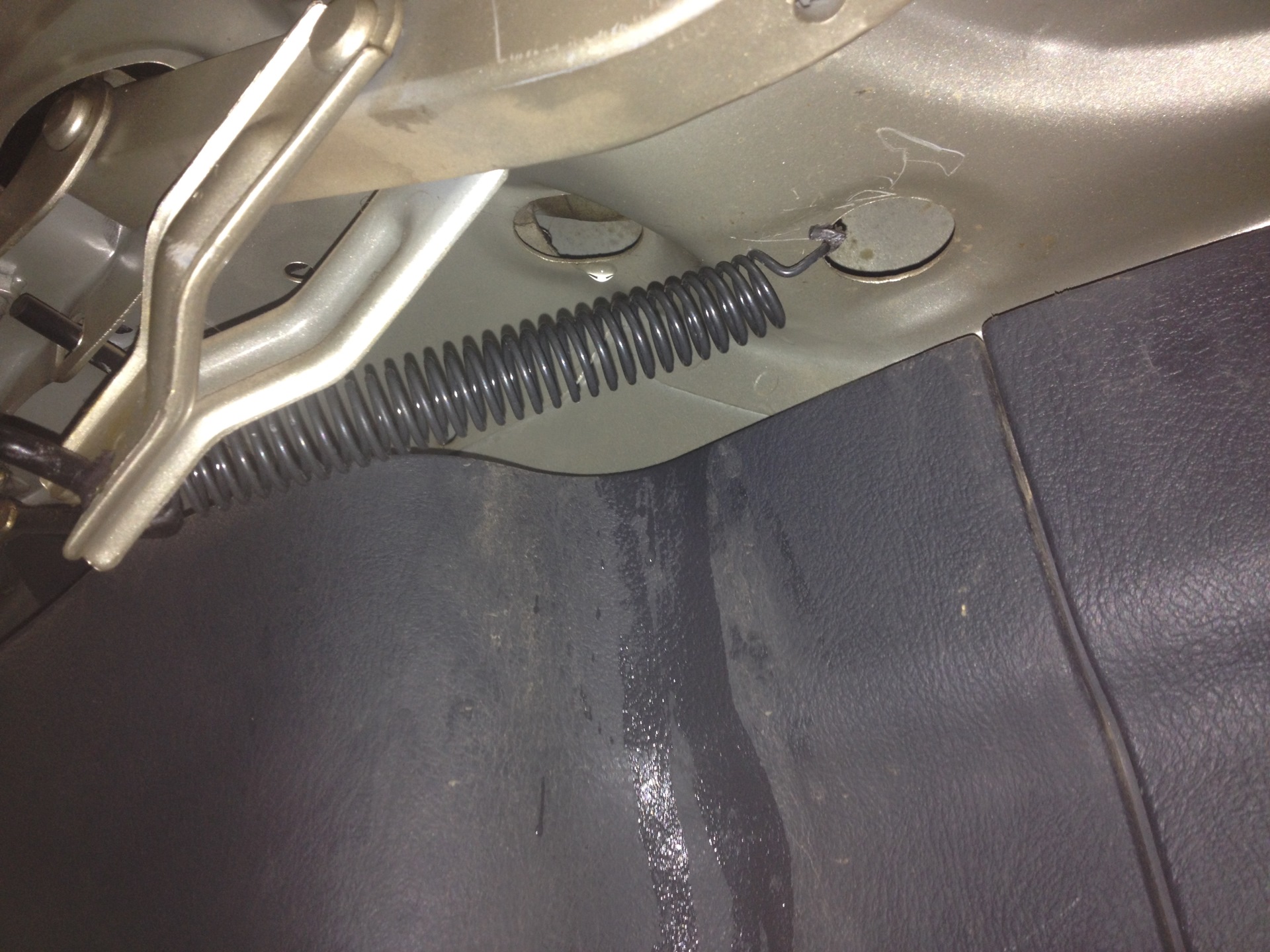 Открывание багажника акцент. Открывание багажника хундайакцент. Открывание багажника акцент. Акцент хендай газлифты. Хендай акцент пружинки от классики в багажник.