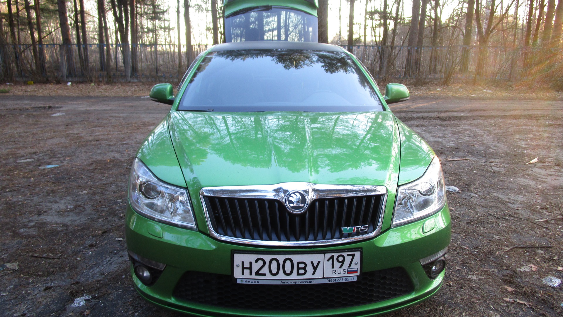 Skoda Rapid зеленая