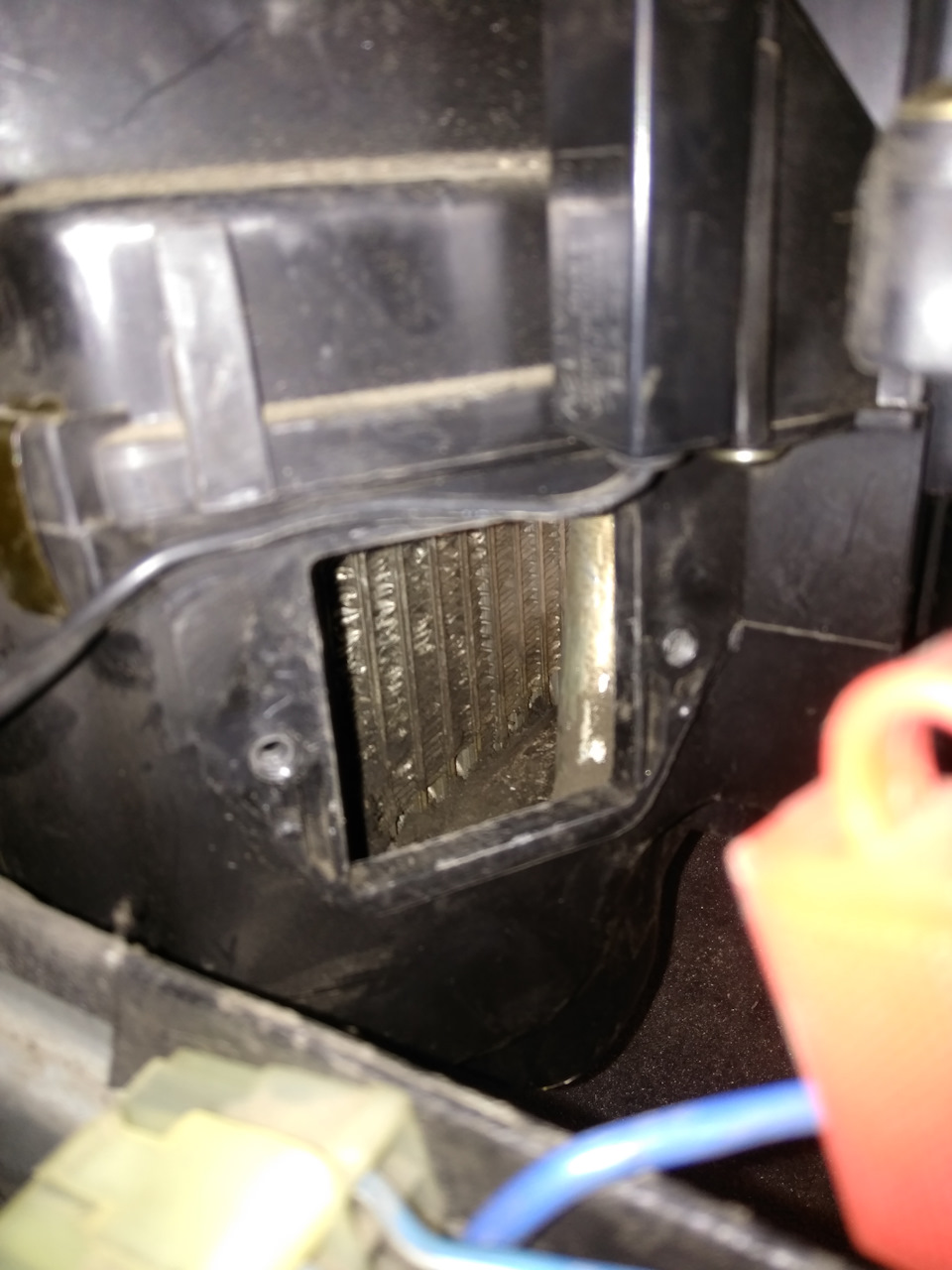 6 в салоне запотевают стёкла клапана вытягивания. Потеют боковые стекла на калине 1. При включении печки запотевают стекла. Проклейка радиатора печки нексия н150. Потеет стекло от жабо приоры на ваз 2110.