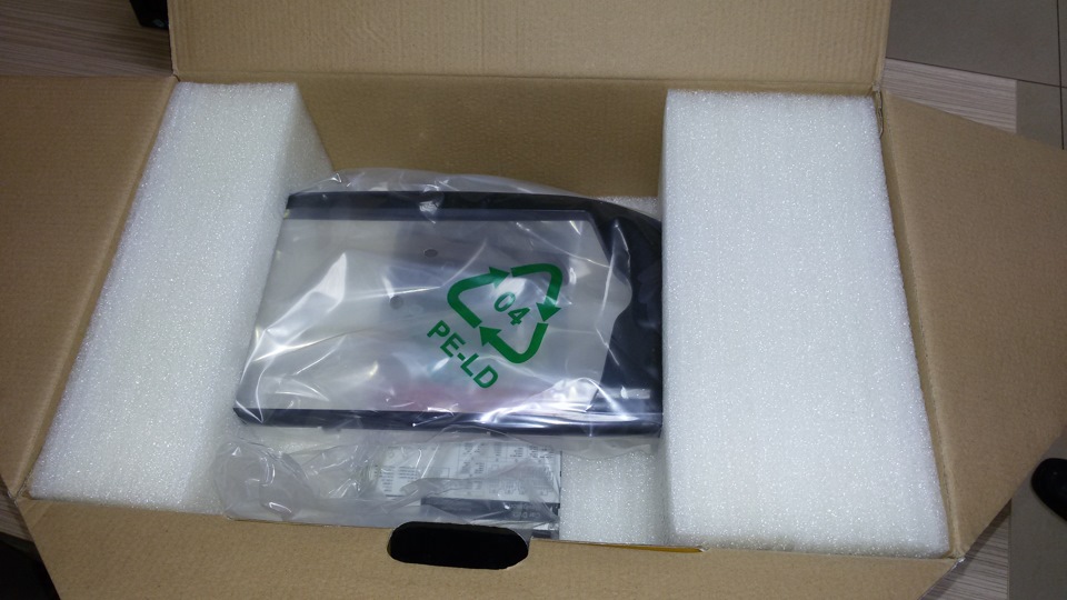 Глянцевая рамка в комплекте — KIA Ceed (2G)