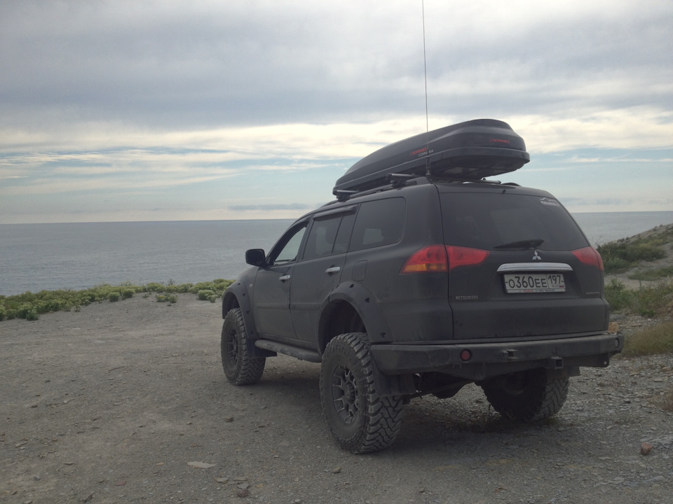 Смотрит на Чёрное море — Mitsubishi Pajero Sport (2G)