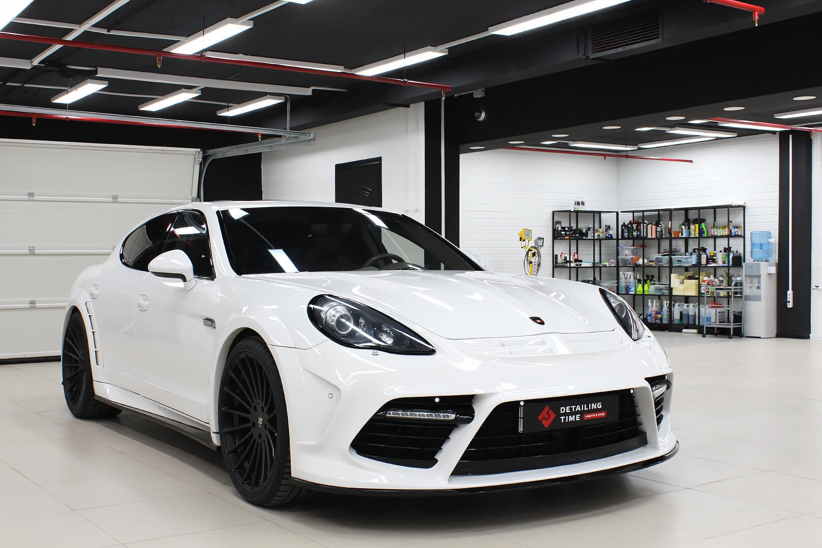 White detailing. Porsche Panamera 2 Mansory. Детейлинг Порше. Детейлинг Panamera. Порше Панамера мансори Москва.