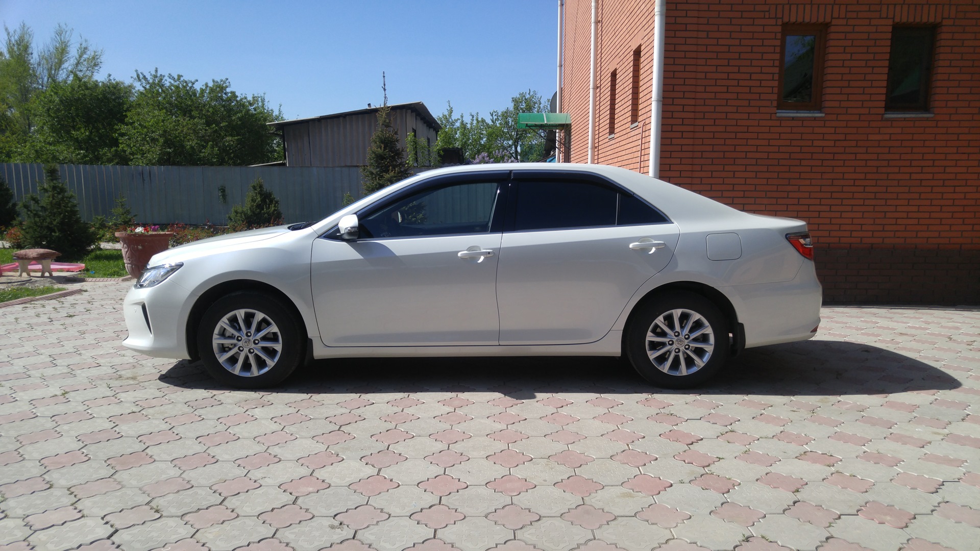 White siberia camry 1200w. Toyota Camry xv50 r18. Toyota Camry 50 r18. Белая Камри 55 r18. Camry 55 r18 белые.