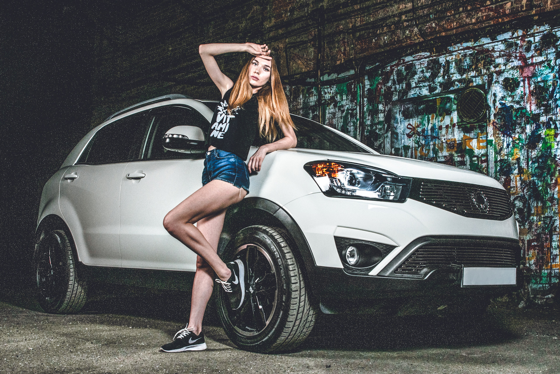 Ли шин. SSANGYONG Actyon и девушка. SSANGYONG Actyon девушка фотосессия. SSANGYONG Actyon 1 поколения и девушки. Полина Зимина саненг Актион.