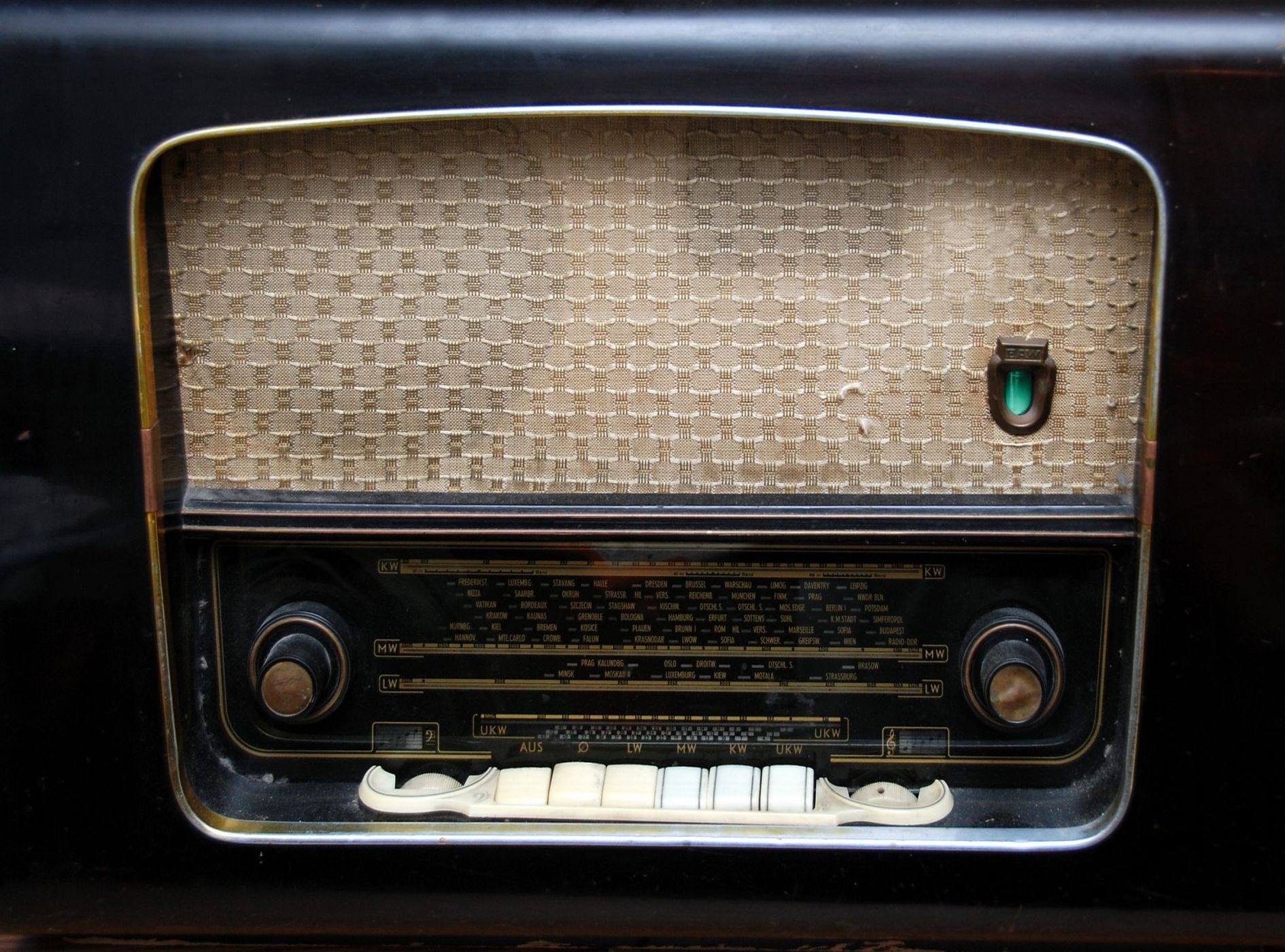 Старое радио послушаем. Старый радиоприемник. Радио фото. Российские радиоприемники. Старинное радио.
