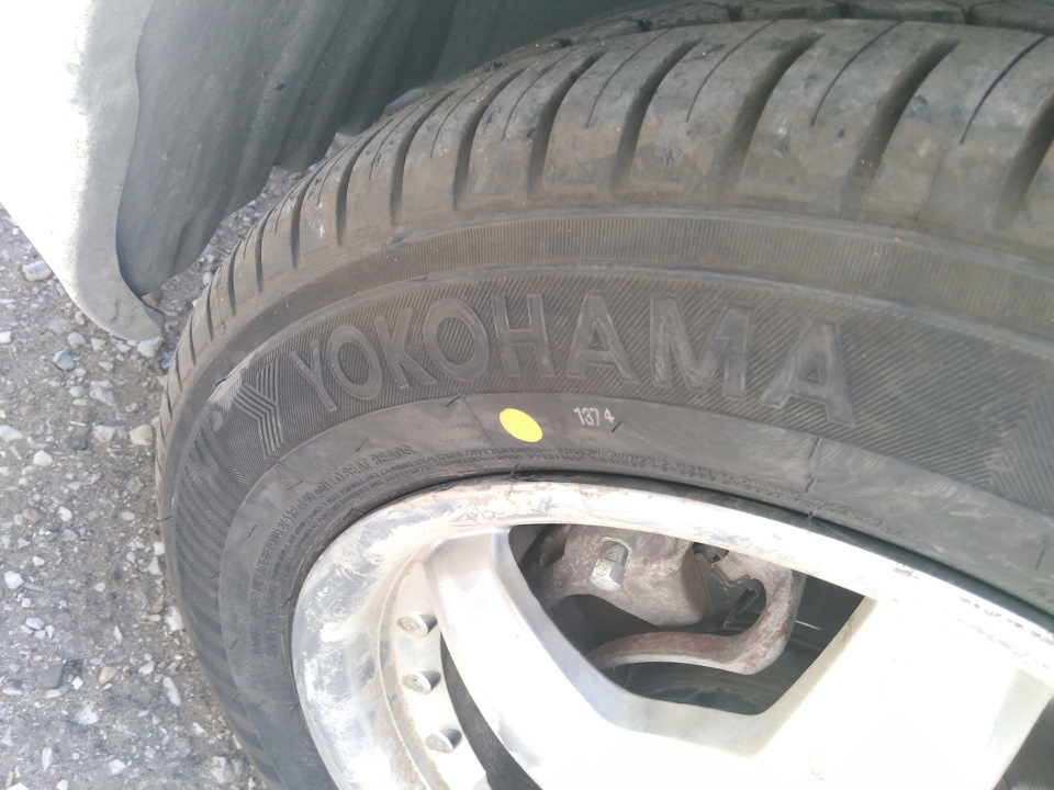 Приобрёл две новые покрышки фирмы Yokohama)) машина сразу стала другой ...