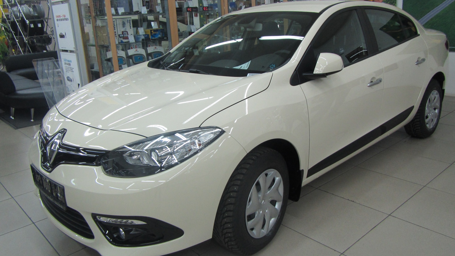 Renault Fluence 1.6 бензиновый 2013 | Слоновая кость на DRIVE2