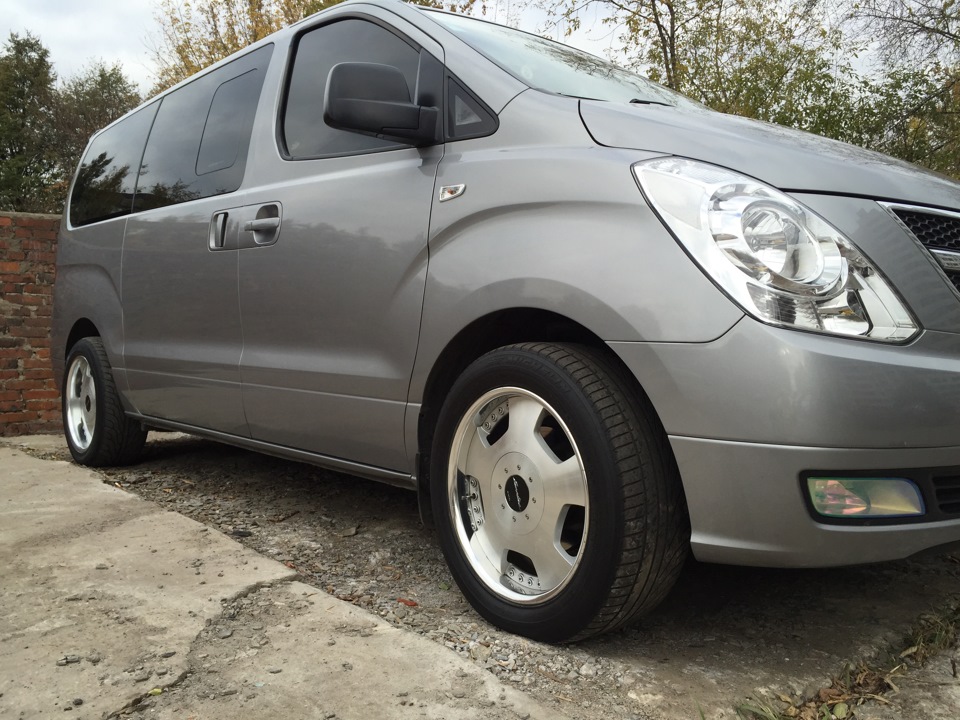 Hyundai starex колеса. Hyundai Grand Starex r17. Диски на Хендай Гранд Старекс. 225 70 16 Hyundai Grand Starex. Starex Hyundai диски r20.