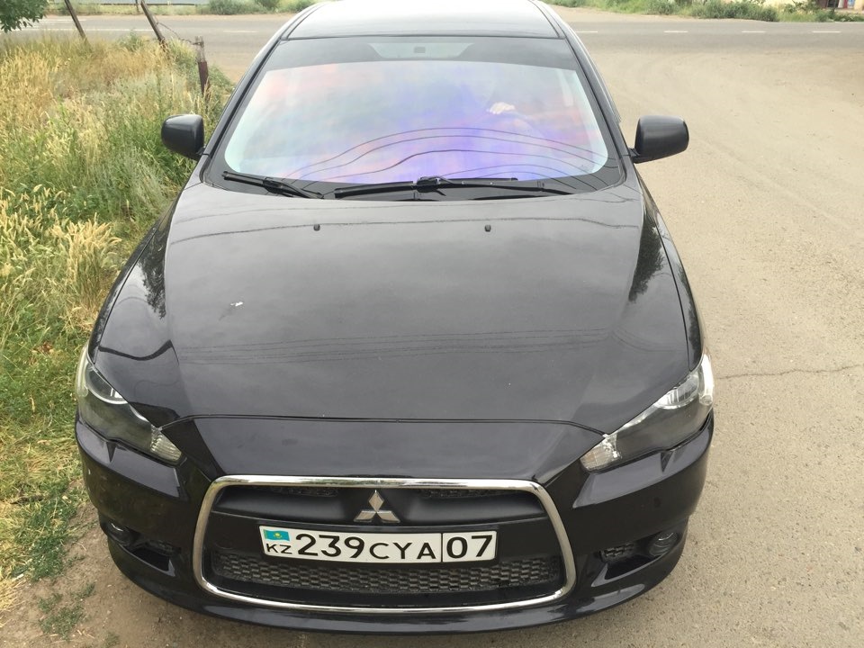 Стекло лансер. Лансер 10 атермалка. Mitsubishi Lancer x стекло. Лансер 10 тонированная полоса на лобовом стекле. Полоса на лобовое Лансер 10.