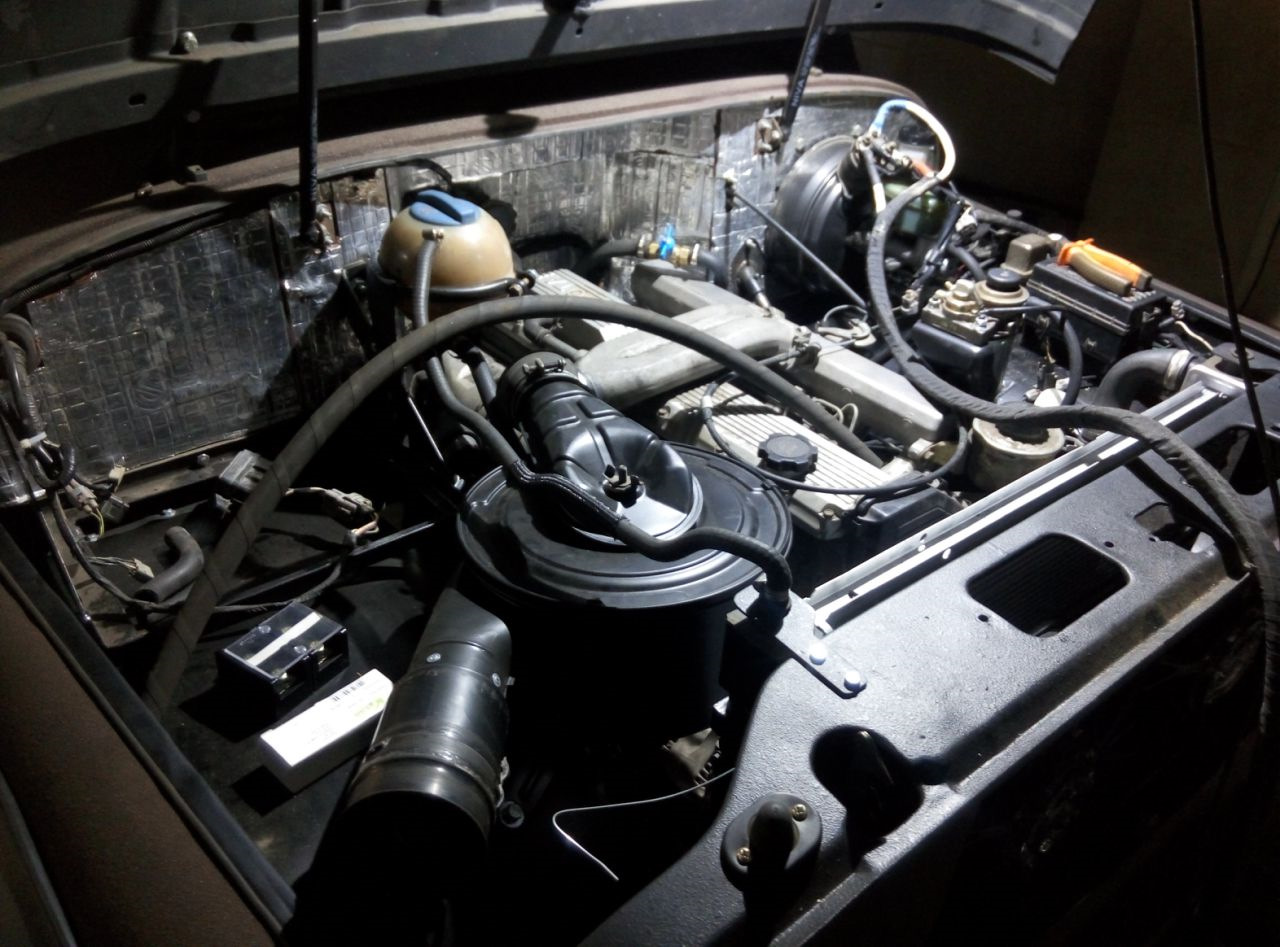Дизельный двигатель на уаз хантер. УАЗ 469 моторный отсек. Подкапотка УАЗ Хантер 409. Моторный отсек УАЗ 409. Подкапотка УАЗ Буханка 409.