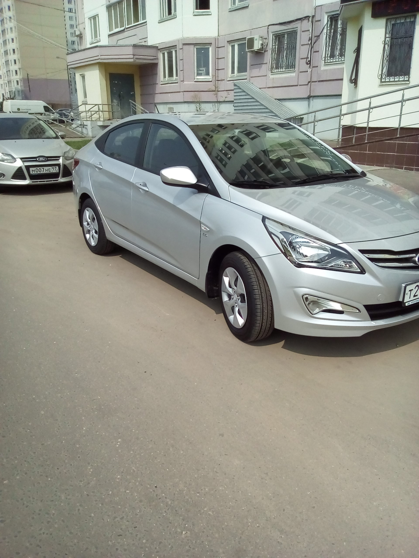 Hyundai silver. Хендай Солярис 2016 серебристый. Солярис серебристый 2014. Solaris 2013 серебро. Хендай Солярис серебристый передний.