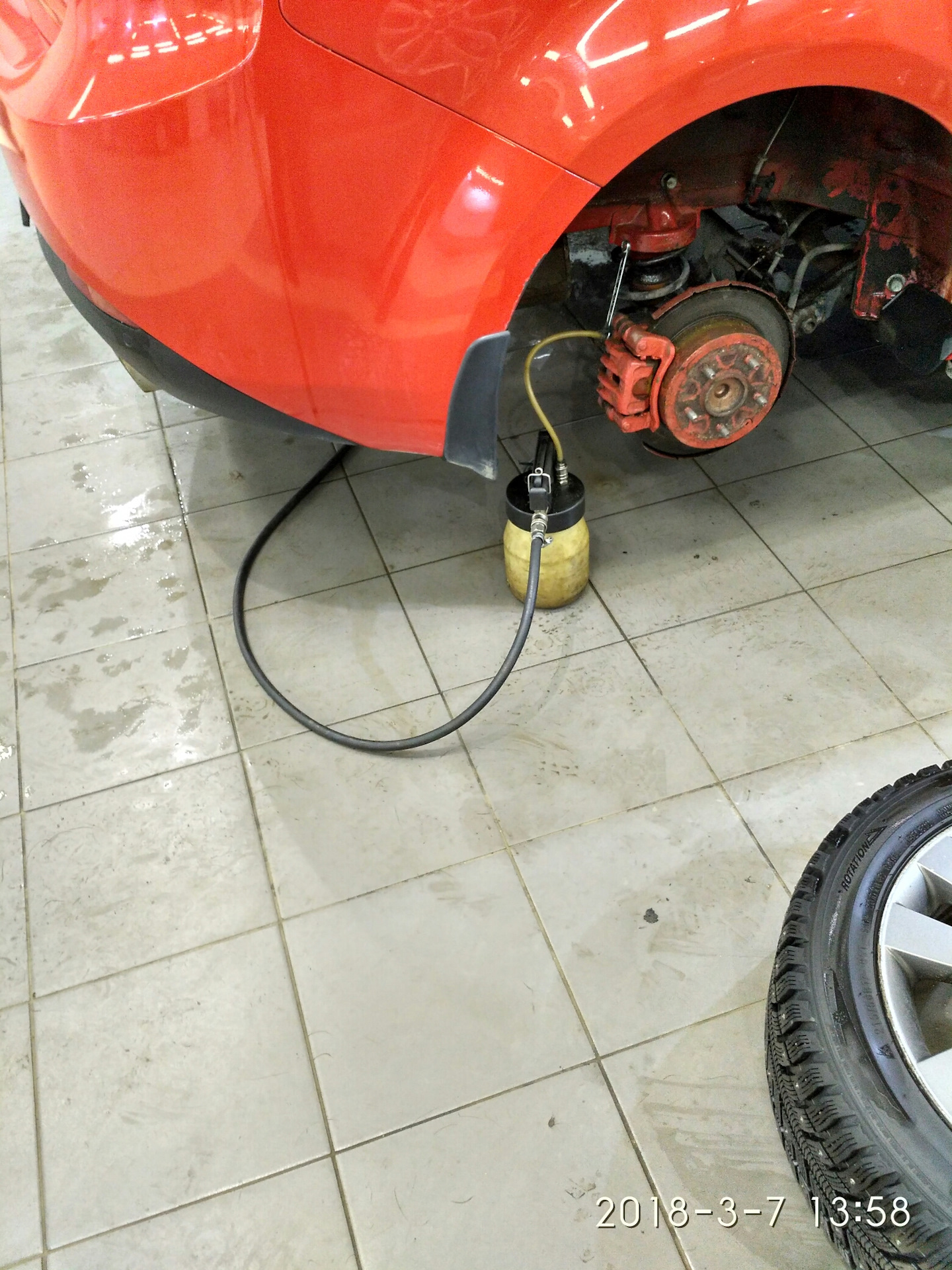 Замена тормозной жидкости — KIA Cerato Koup (1G), 2 л, 2011 года ...