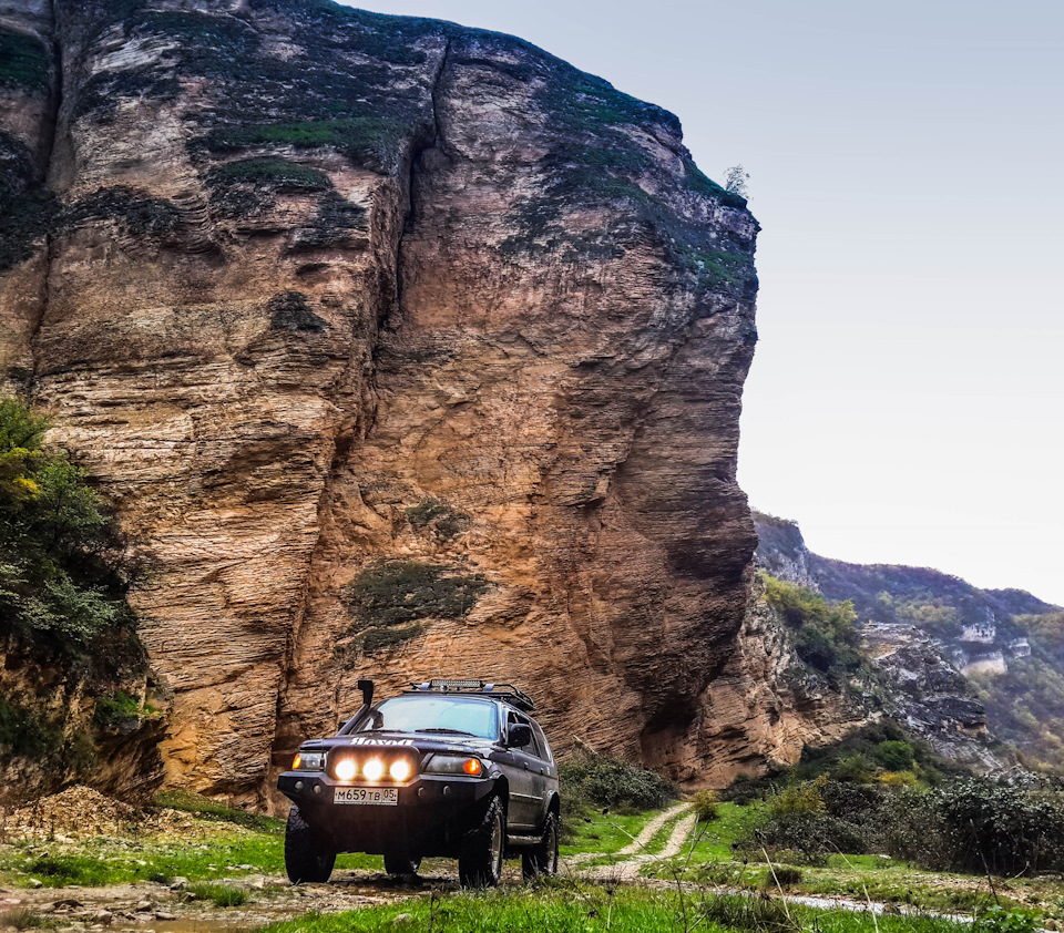 вот под этим свесом…дорога и проходит… — Mitsubishi Montero Sport (1G)