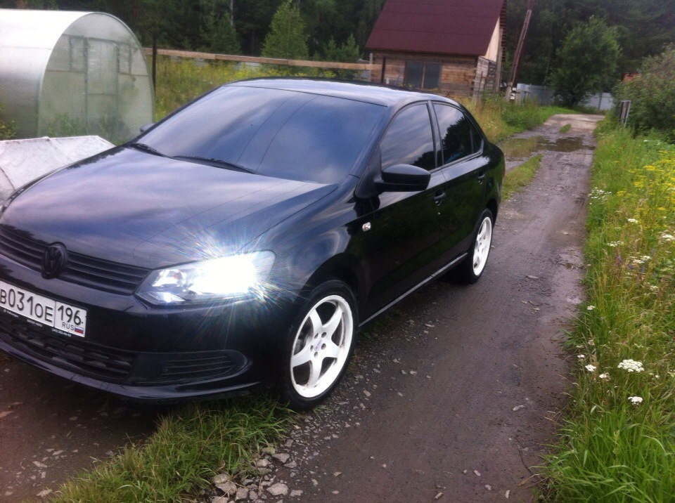 Черный VW Polo r17