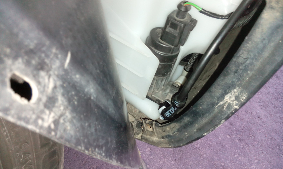 Теперь трубка омывайки на своем месте — Skoda Yeti