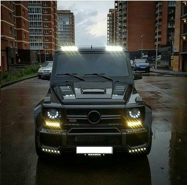 Как выглядит черный гелик Козырек Mansory, Домик бампера WideStar, Накладка капота Brabus, Спойлер на крыш