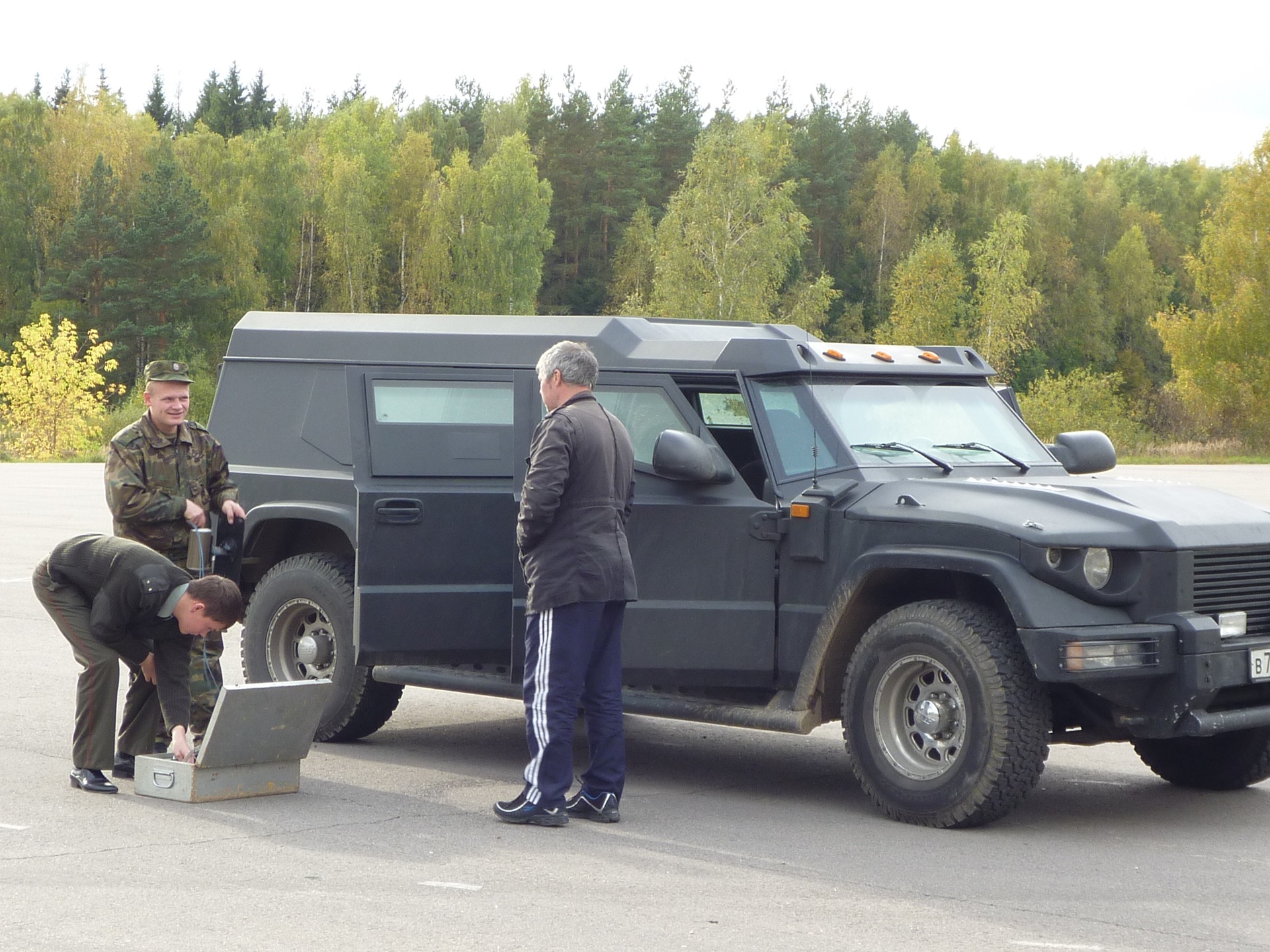 Комбат белгород. Комбат т98 военный. Броневик комбат т98 военный. Комбат т-98 и Парфенов. Салон военного комбат т98.