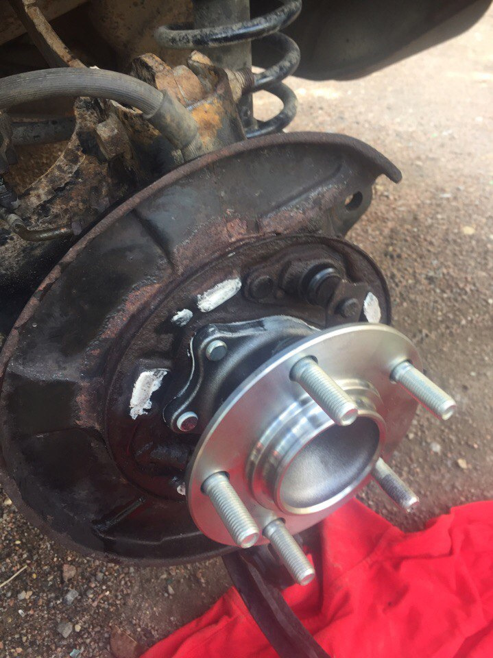 Замена задних ступичных подшипников и тормозов. — Mitsubishi Lancer X ...