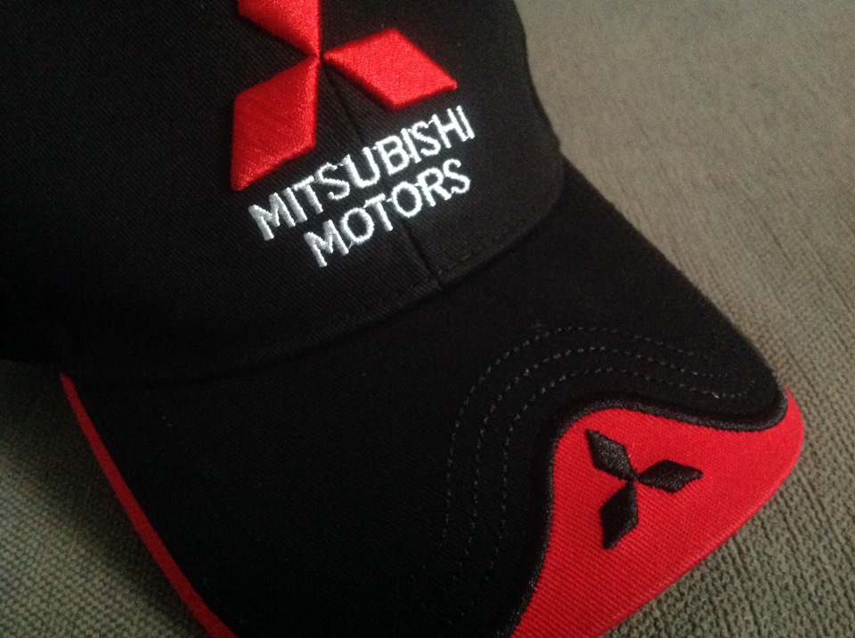 Красно-черная бейсболка Mitsubishi motors.