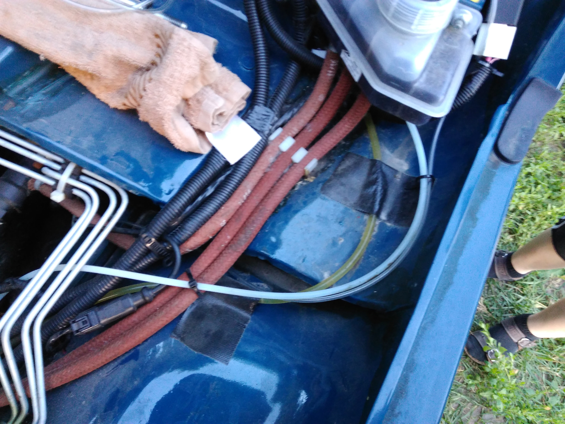 Шланги мазда 3 под капотом. Замена трубок под капотом. Мазда 6 патрубок радиатора под капотом. Термоусадочная трубка под капотом. Шланги под капот.