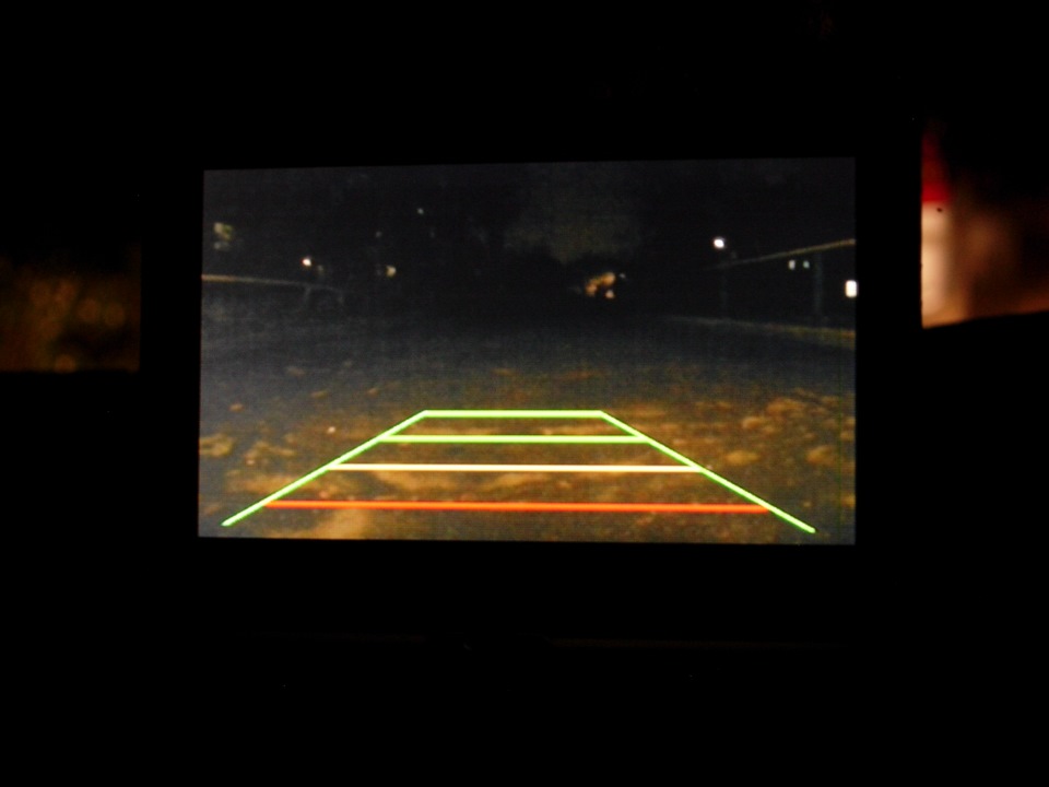 Задняя камера ночью, неосвещенный двор, влажный асфальт — Nissan Cefiro (A32)