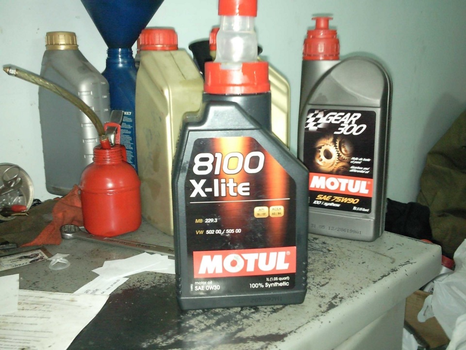 Мотюль екатеринбург. Motul x Lite 0w30. Моторное масло для БМВ. Стойка под масло мотюль. Motul perfect Leather