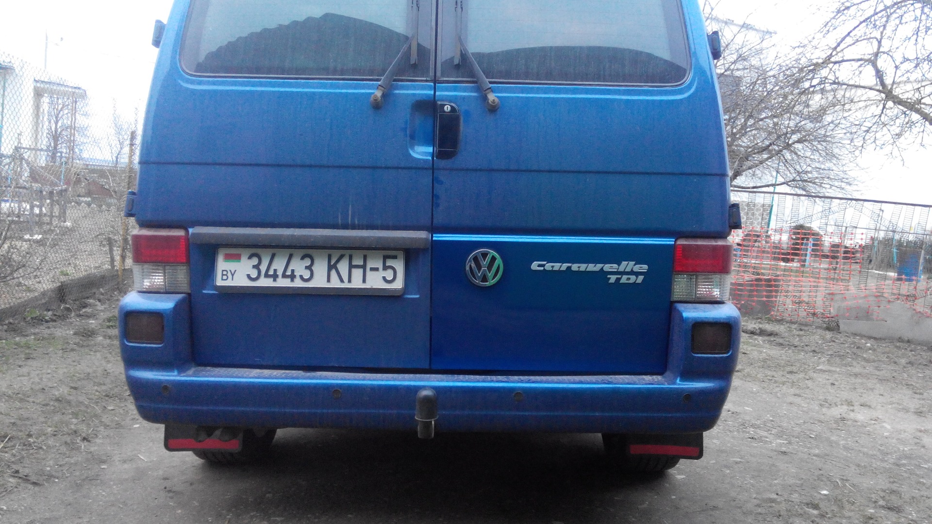 Задние двери фольксваген т4. Шильда VW t3. Расположение задних шильдиков Фольксваген Транспортер т4.