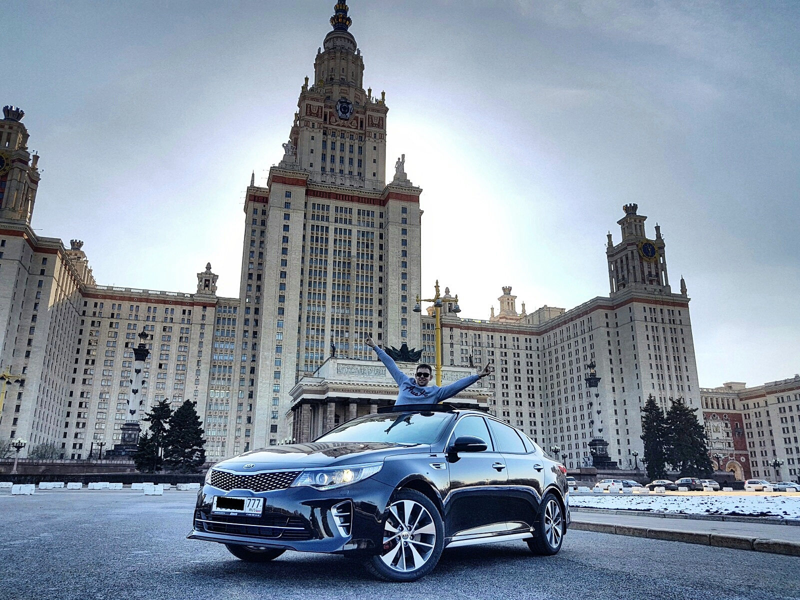 Мгу машина. Мерседес 222 около МГУ. BMW Москва МГУ. Мерседес CLS возле МГУ.