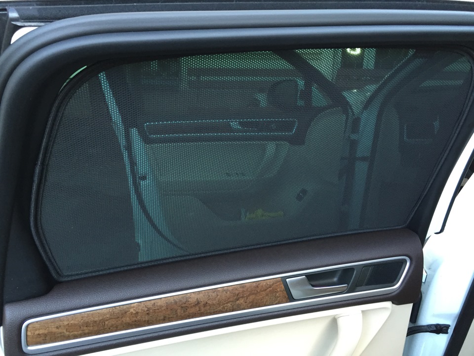 Шторки туарега. Задняя шторка Volkswagen Touareg NF. Шторки на Туарег НЛ 2 поколение. Каркасные шторки на Фольксваген Туарег 2. Шторки в Туарег 2.