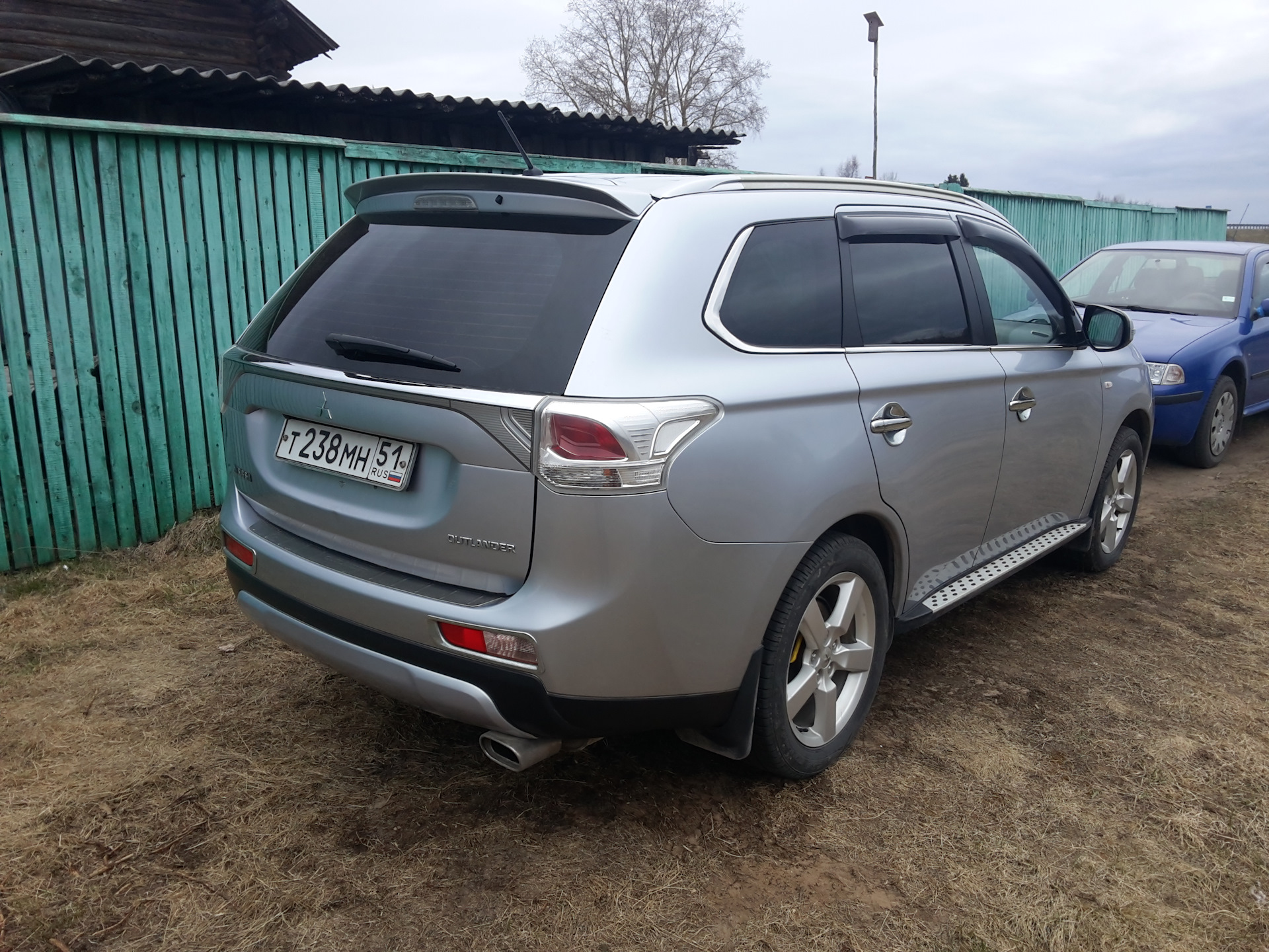 Mitsubishi outlander зеленый. Красный outlander в канаве. Аутлендер 2014 года дхо в поворотники. 19 колеса на аутлендер 3. Аут 3.