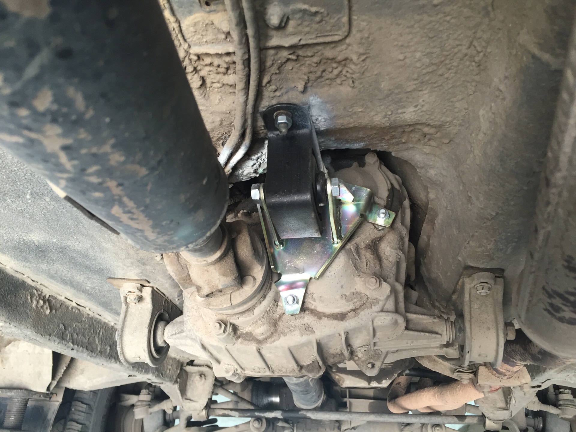 Подрамник раздатки нива 21214. Кронштейн раздатки нива шевроле. Крепление раздатки нива 21214. Защита раздатки нива 21214. Подрамник нива шевроле.