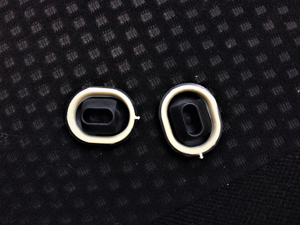 Заглушки в стаканы передних стоек — Ford Focus II Sedan, 1,6 л, 2006 ...