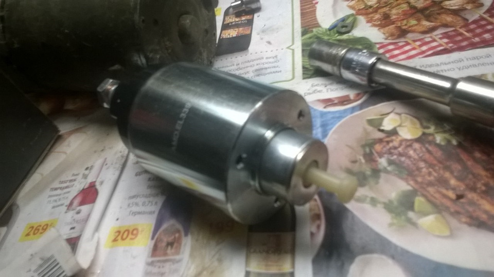 Втягивающее на дэу матиз артикул. 435ec05s 960. Втягивающее на дэу матиз артикул фото. Втягивающее на дэу матиз артикул-435ec05s 960. картинка Втягивающее на дэу матиз артикул. картинка 435ec05s 960. Эта история началась давно и оказалась многосерийной. Однажды в холода при запуске двигателя, стартер издал характерный звук не прокручивая двигатель, со второй, иногда третьей попытки двигатель все же запускался, тогда я порешил что виной всему бендикс и приговорил его к замене, что и было сделано, но уже по теплу, так как зимой снимать стартер очень уж не хотелось и проездил я так периодически мучаясь именно на холодную а со временем постоянно до теплых деньков. замена бендикса помогла и стартер начал работать как надо, радость была недолгой, опять же при наступлении холодов все вновь повторилось по знакомому сценарию. Тут то я и понял как я ошибся одной лишь заменой бендикса и опять все это зимой. Вновь заказ запчастей и ожидание тепла и наконец стартер на верстаке и в этот раз заменены бендикс, который разбило от постоянных прокручиваний и втягивающее реле, установка на машину и радость от отличного запуска, но не успело тепло кончится как вдруг при остановке двигателя из под капота слышно жужжание электромотора, сказать что я был удивлен это ничего не сказать, но остановить замкнутый стартер который вращался без остановки удалось лишь снятием клеммы с аккума, потом был стремительный полет до гаража, который именно в тот день оказался за 100км от места поломки, но все получилось удачно и стартер жив. при вскрытии открылась вот такая картина