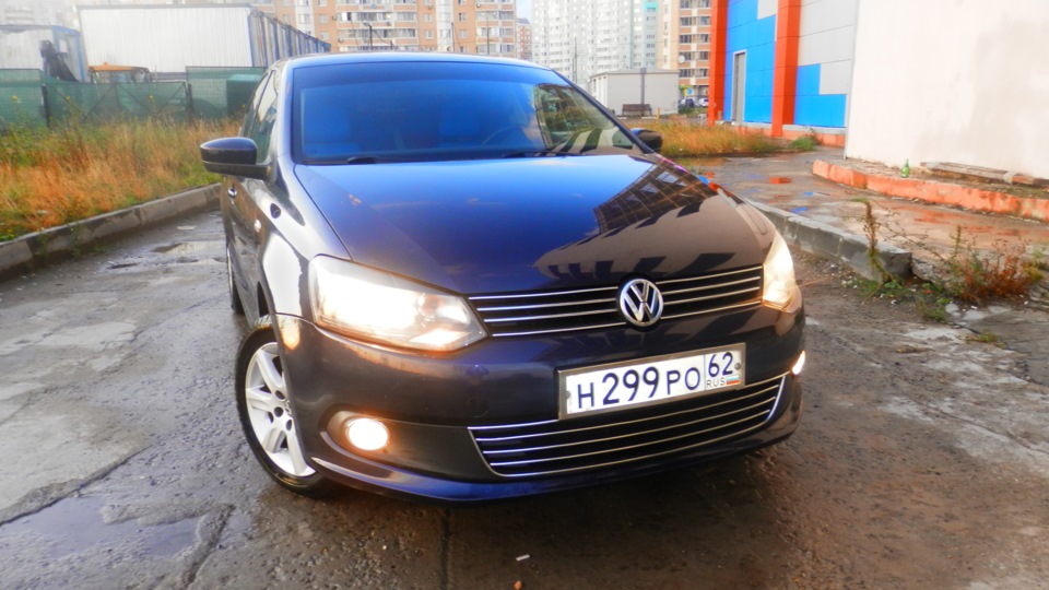 Volkswagen Polo 2011 темно синий