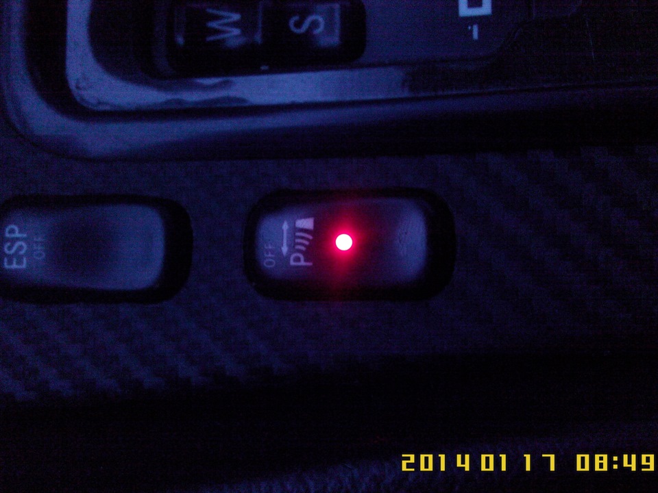 Не горит кнопка на телевизоре. W208 парктроники. Мерседес 208 не работает парктроник. В салоне авто большая кнопка горит красным.