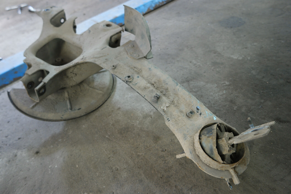 Замена сайлентблоков задних продольных рычагов на Вольво хс70 ...