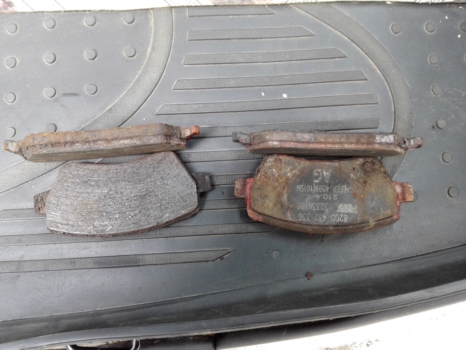 28000 км закончились передние колодки и перегорела лампа в фаре — Lada ...