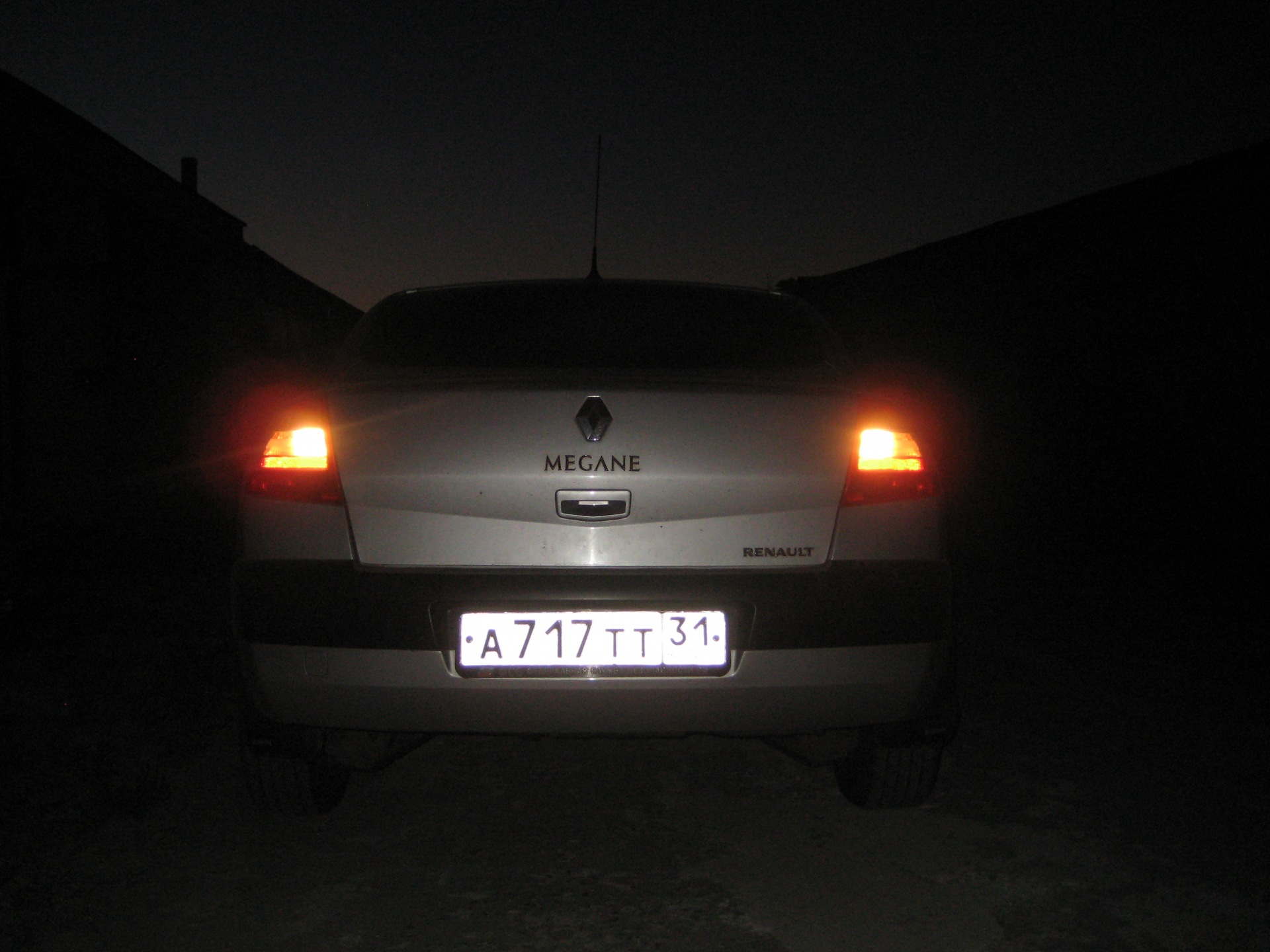 Замена лампочек заднего хода на диоды — Renault Megane II, 1,4 л, 2006 ...