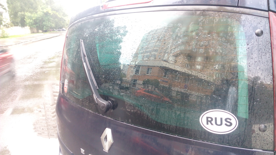 Так сильно махала хвостиком, что он сломался. Задний дворник. — Renault ...