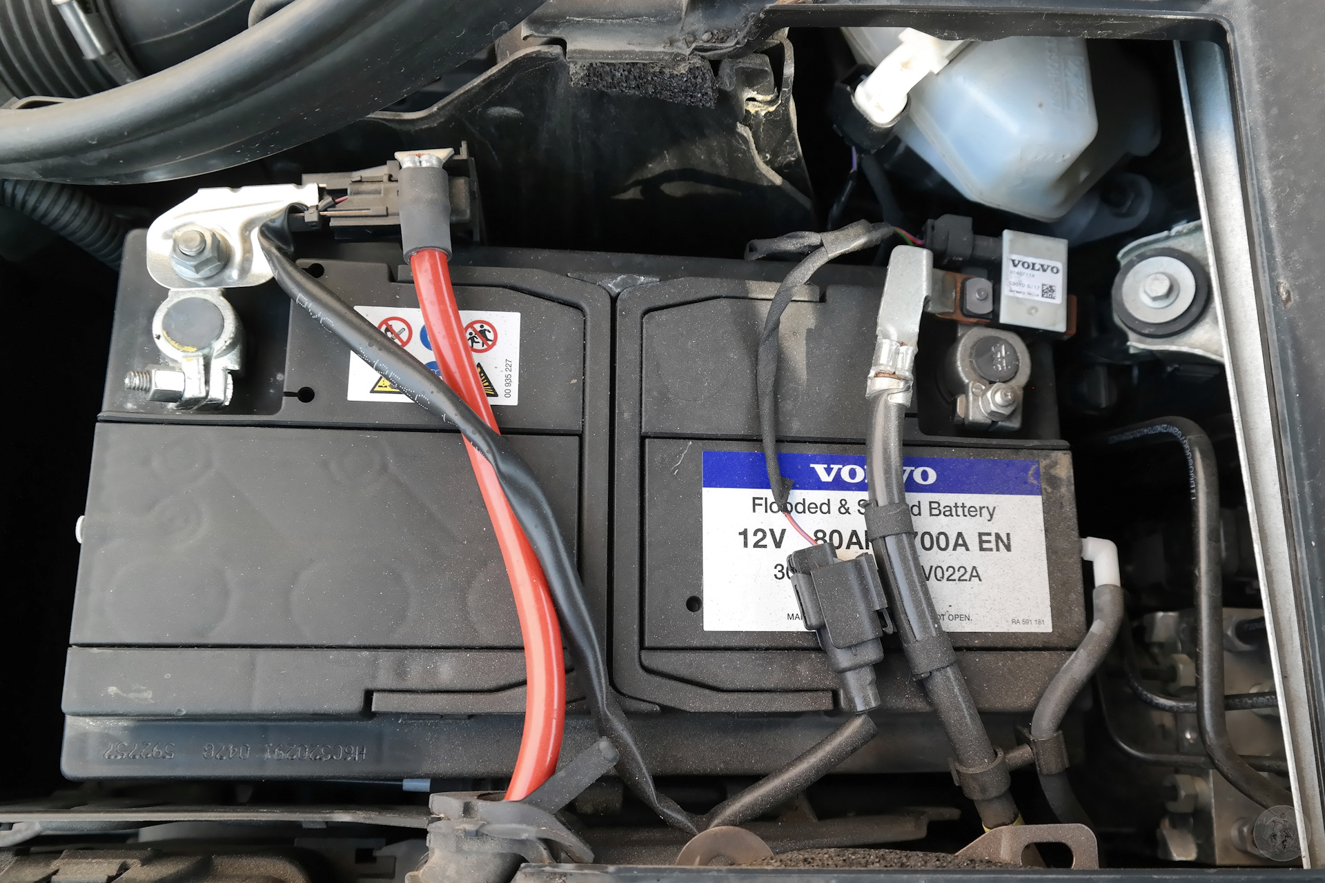 Почему аккумуляторная батарея в автомобиле может разряжаться и как с этим справиться